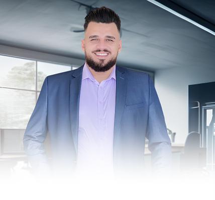 Fundador da empresa em traje executivo em ambiente corporativo